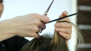 berberler Eller makas mens Güzellik Salonu saç şekillendirme için kullanır. ağır çekim