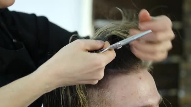 Corte de cabelo dos homens na barbearia. Cabeleireiro feminino moldando o cabelo dos homens. câmara lenta — Vídeo de Stock