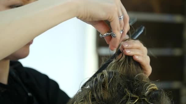 理髪店で散髪。美容師男を切るためのはさみを使用します。スローモーション — ストック動画
