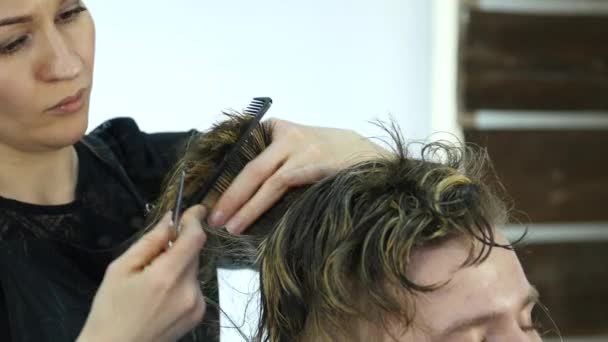 Femme coiffeur façonnage hommes coupe de cheveux utilise des ciseaux dans un salon de beauté. 4K — Video