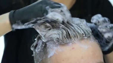 Yakın çekim el Kuaför Saç rengi, sarışın yapar, mavi saçlı.