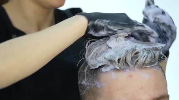 Kadeřník dělá vlasy zvýraznění, vlasy barvení pro mužské klienta. Zpomalený pohyb — Stock video