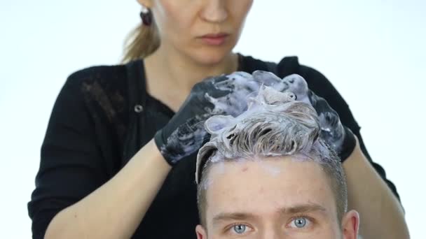 Peluquería haciendo resaltado de pelo, coloración del cabello para el cliente masculino. cámara lenta — Vídeo de stock