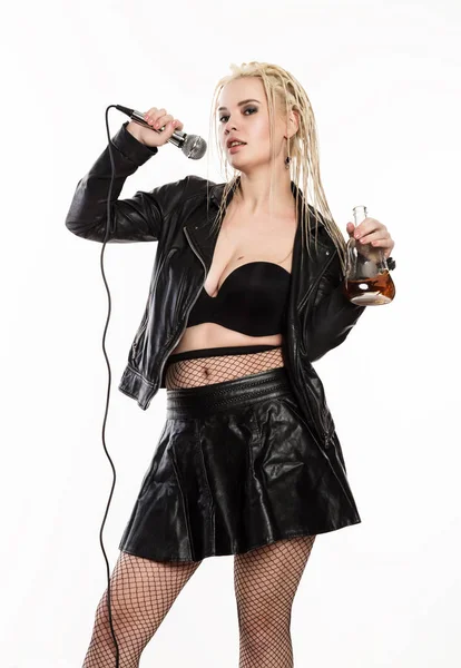 Σέξι γυναίκα με dreadlocks κρατώντας το μπουκάλι και ποτήρι ουίσκι — Φωτογραφία Αρχείου