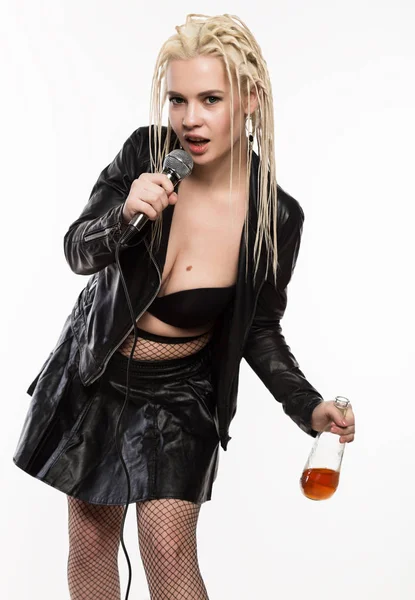 Σέξι ροκ τραγουδιστής με μικρόφωνο. Νέοι ελκυστική γυναίκα rocker με dreadlocks. σε ανοιχτόχρωμο φόντο — Φωτογραφία Αρχείου