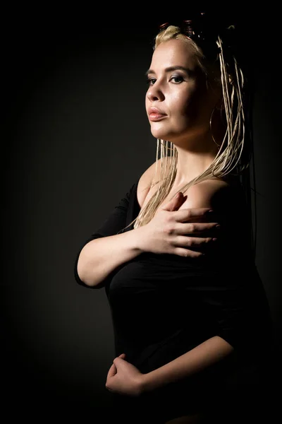 Sexy blondynka piękna kobieta z dredy na ciemnym tle w studio — Zdjęcie stockowe