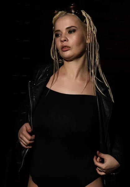 Sexy bionda bella donna con dreadlocks su uno sfondo scuro in studio — Foto Stock