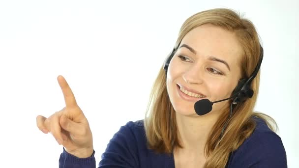 Call center representant talar på Hjälptelefon, Headset telemarketing positiva kvinnliga Callcenter agent på jobbet. slowmotion — Stockvideo