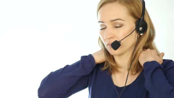 Representante del centro de llamadas cansado hablando en la línea de ayuda, Auriculares telemarketing agente del centro de llamadas femenino en el trabajo. cámara lenta — Vídeos de Stock