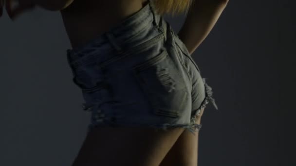 Sexy cuerpo de chica bailando gogo en discoteca. mujer muy sexy en pantalones cortos bailes y burlas. 4K — Vídeos de Stock