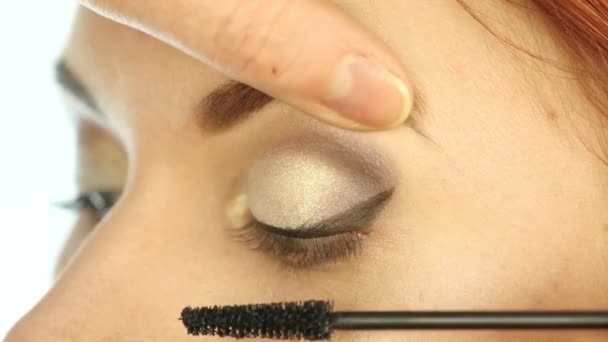 Close-up van professionele Visagist kleurstoffen de ogen van het model met een grote kwast. mode-industrie cosmetica — Stockvideo