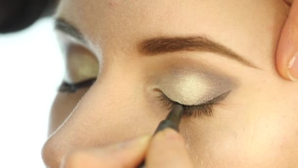 专业化妆艺术家应用眼妆, 阴影和眼线。慢动作 — 图库视频影像
