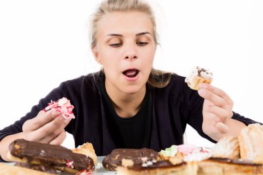 Genç kadın zevk ile cupcakes sonra beslenme