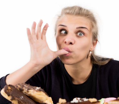 Genç kadın zevk ile cupcakes sonra beslenme