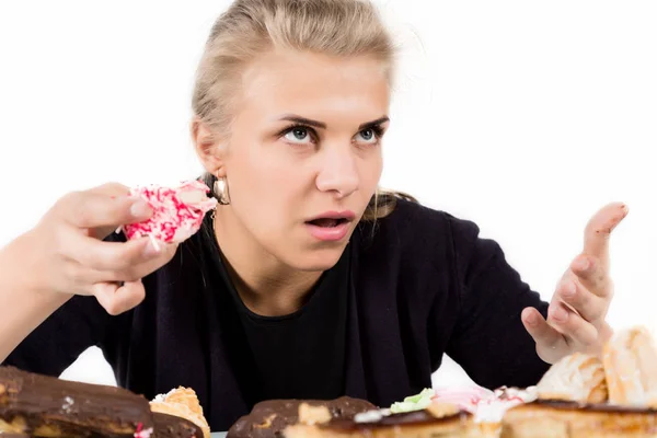 Glotón mujer comer cupcakes con frenesí después de la dieta larga — Foto de Stock