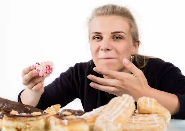 Glotón mujer comer cupcakes con frenesí después de la dieta larga —  Fotos de Stock