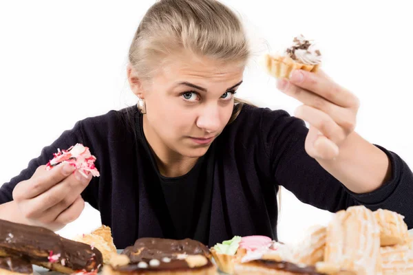 Glotón mujer comer cupcakes con frenesí después de la dieta larga —  Fotos de Stock