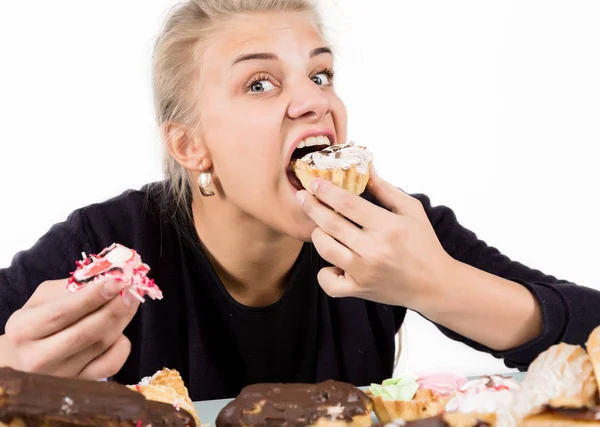 Fiatal nő cupcakes öröm eszik egy diéta után — Stock Fotó