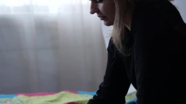 Üzgün genç kadın bir yatakta otururken günlüğüne yazar. ergen deneyimleri. ağır çekim
