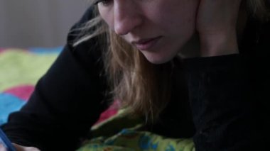 SED genç kız öğrenci bir yatakta yatıyor ve günlüğüne yazar. ergen deneyimleri. 4k