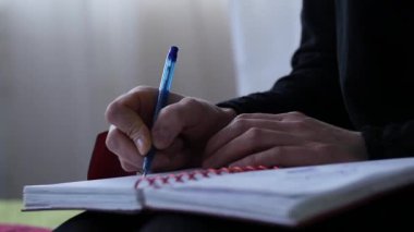 Üzgün genç kadın bir yatakta otururken günlüğüne yazar. ergen deneyimleri. ağır çekim