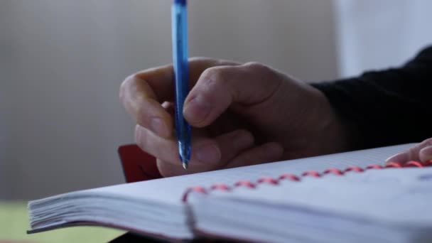 Jovem estudante triste escreve em seu diário enquanto se senta em uma cama. experiências de adolescentes. 4K — Vídeo de Stock