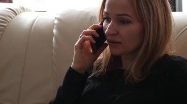 Cep telefonunda sohbet sahip güzel ve genç birbayan. 4k