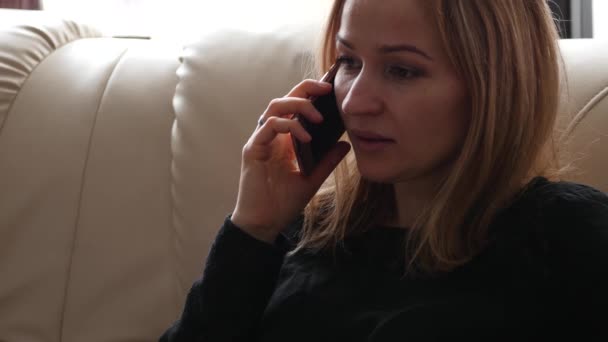 Красива молода жінка має випадкову розмову на мобільному телефоні. 4-кілометровий — стокове відео