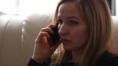 Geçici oturum smartphone sahip güzel ve genç birbayan. ağır çekim