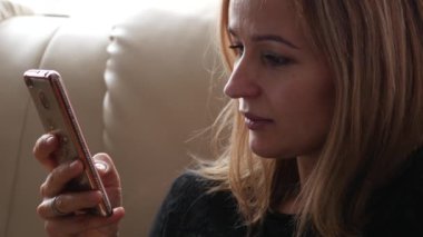 Cep telefonunda sohbet sahip güzel ve genç birbayan. 4k