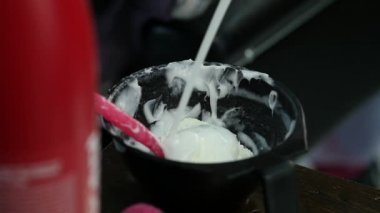 saç boya hazırlama, renk ustası bir fırça ile Güzellik Salonu konsept kıpırdanırken.