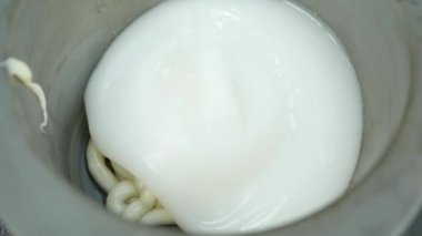 saç boya hazırlama, renk ustası bir fırça ile Güzellik Salonu konsept kıpırdanırken.