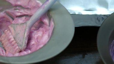 saç boya hazırlama, renk ustası bir fırça ile Güzellik Salonu konsept kıpırdanırken. 4k