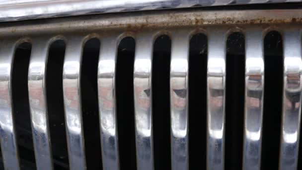 Rejilla del radiador del viejo coche ruso oxidado de cerca. cámara lenta — Vídeo de stock