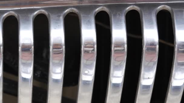 Grille de radiateur de vieille voiture russe rouillée de près. 4K — Video