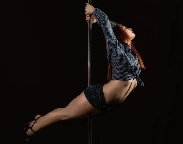 Bellissima go-go ballerina in pantaloncini di jeans e camicia a scacchi nel night club. Pole Dance pin-up ragazza — Foto Stock