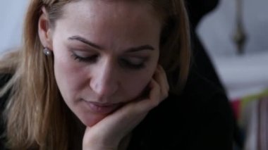 bir yatakta yatarken ve günlüğüne yazma dalgın ev hanımı. 4k