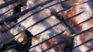 Açık hava barbekü, sulu et ızgara. sıcak kömürleri ve duman. 4k