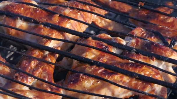 야외 바베 큐, 그릴에 맛있게 고기입니다. 뜨거운 불길 하 고 가스입니다. 4 k — 비디오