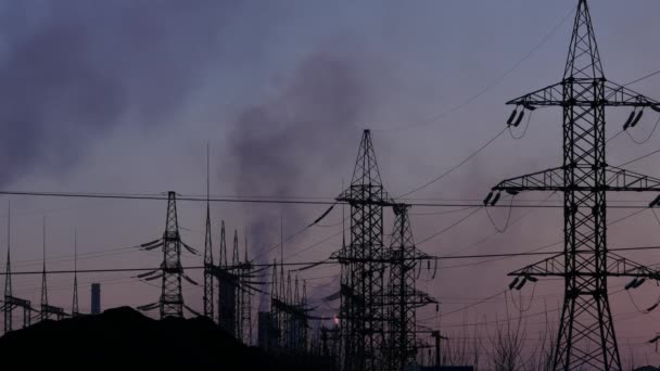 大気汚染。夕方の空に黒い煙を投げるパイプ。吊りワイヤー、電気のサポート。4 k — ストック動画
