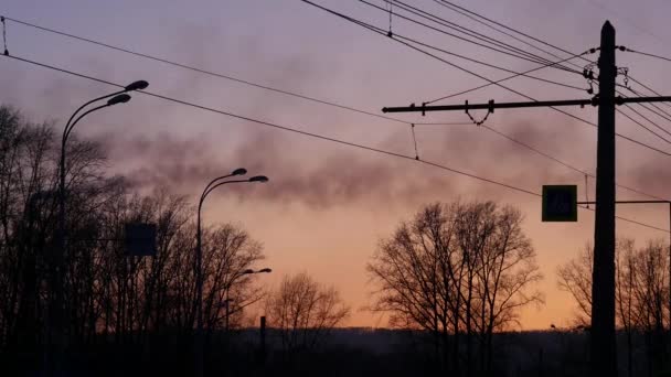 Svart rök från fabriken rör på en solnedgång bakgrund i staden. Luftföroreningar koncept. — Stockvideo