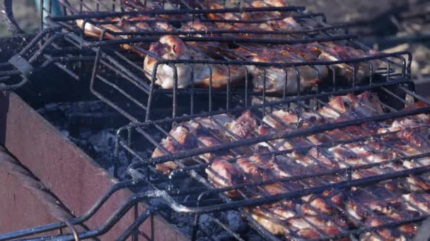 Barbacoa con carne jugosa en la parrilla al aire libre. carbones y humos calientes. 4K — Vídeo de stock