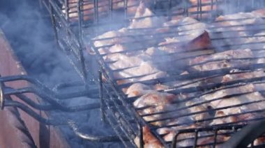 Açık hava barbekü, sulu et ızgara. sıcak kömürleri ve duman. 4k