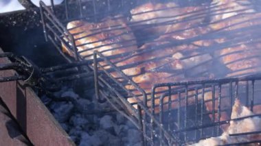 Barbekü Izgara açık sulu et. sıcak kömürleri ve duman. 4k