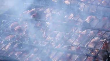 Barbekü Izgara açık sulu et. sıcak kömürleri ve duman. 4k