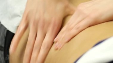 Kadın Doktor hastaya bir karın masaj yapar. kozmetik prosedürler Kliniği. 4k