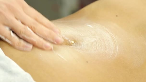 Medico donna fa un massaggio addominale al paziente. 4K — Video Stock