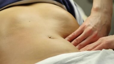 Anticellulite masaj Kliniği. yakın çekim eller masör karın Masaj, Masaj iç organlar yapıyor. 4k