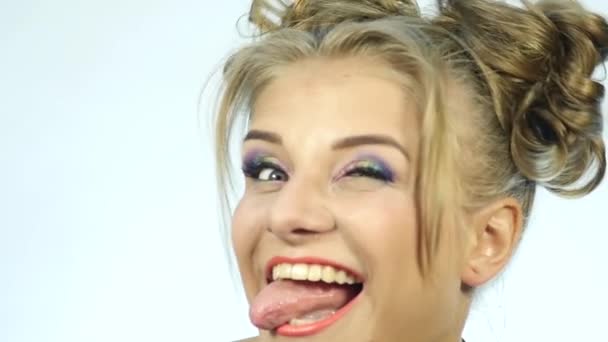 面白い美しい女性を舌と笑顔。スローモーション — ストック動画