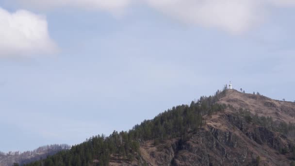 Wolken über den Bergen. Kapelle auf dem Gipfel. Zeitraffer — Stockvideo